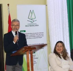 Lic. José A. Coluchi M., presidente de la Cooperativa Multiactiva Bancaria Ltda., durante el discurso inaugural